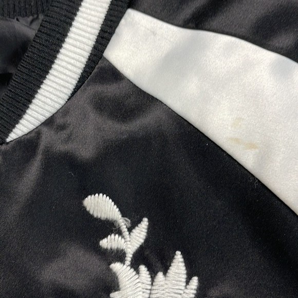 Belle & Sky Black & White Snowdrift Satin Floral Bomber Jacket, size small - Picture 9 of 11